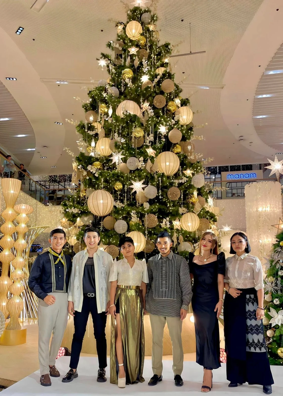 Pinopela in front of a large Christmas tree