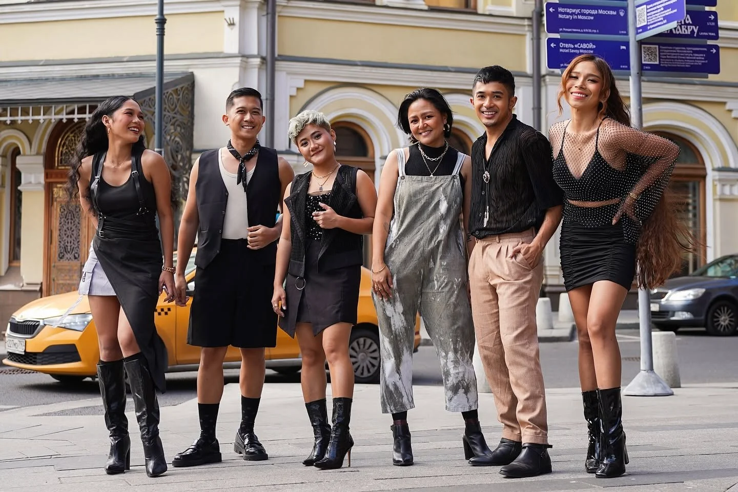 Pinopela standing together on a Moscow street